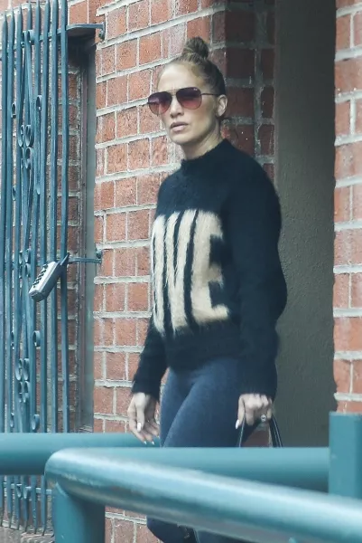 J-Lo-t egy paparazzi akkor kapta el, amikor épp egy orvostól távozott. Látszólag a hátsó ajtón.