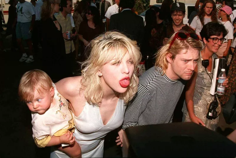 A hirtelen és világméretű népszerűséget azonban nezezen viselték. Kurt Cobain a drogok rabja lett, majd alig 27 évesen lett öngyilkos. Lánya, Frances ma már 26 - hihetetlen, mennyire hasonlít az apjára!