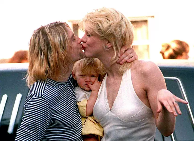 Kurt Cobain a Hole együttes szexi és őrült énekesnőjébe, Cortney Love-ba szeretett bele. Egy gyönyörű gyerekük is született, Frances.