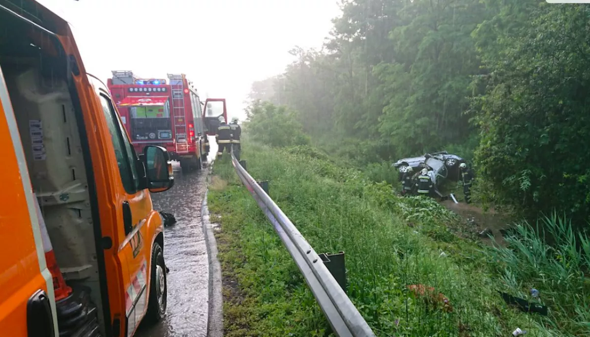 Durva baleset az M3-ason: több kocsi is árokba csapódott - Fotók
