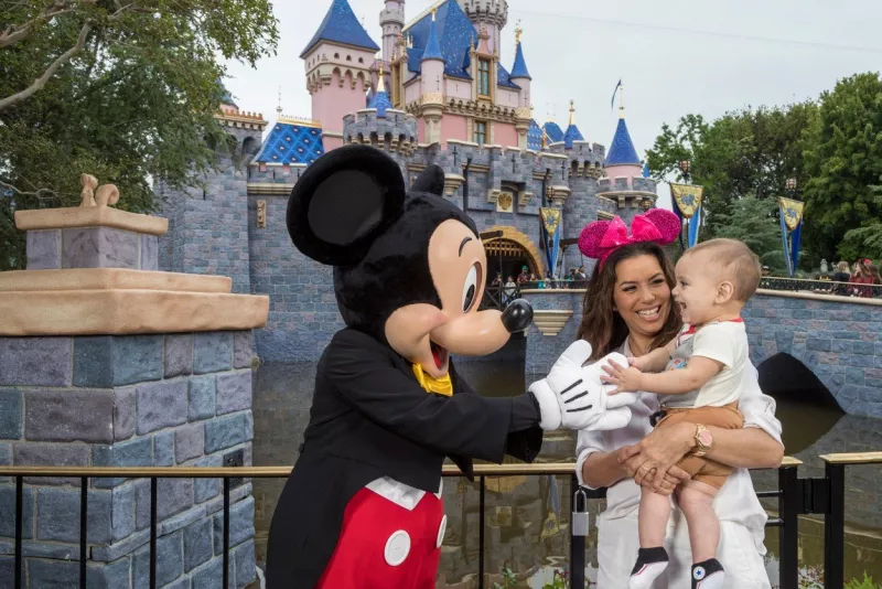 A büszke anyuka egy Disneyland kirándulással is meglepte kisfiát, amit természetesen meg is örökítették. Most, pár nappal később az édesanyát smink nélkül csípték el, így teljes az ő története...