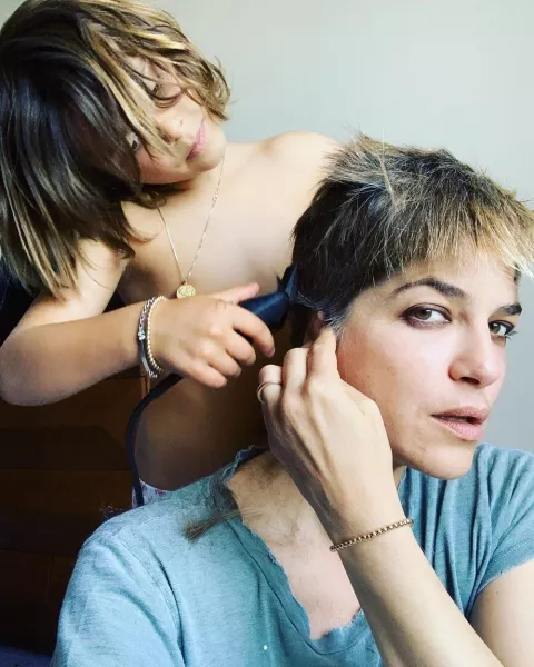A hétéves kisfia segít rendezni a frizuráját, a jelek szerint ez is egyre nagyobb gondot jelent neki. 