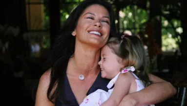 Modelleket megszégyenítő képeket posztol Catherine Zeta-Jones lánya!