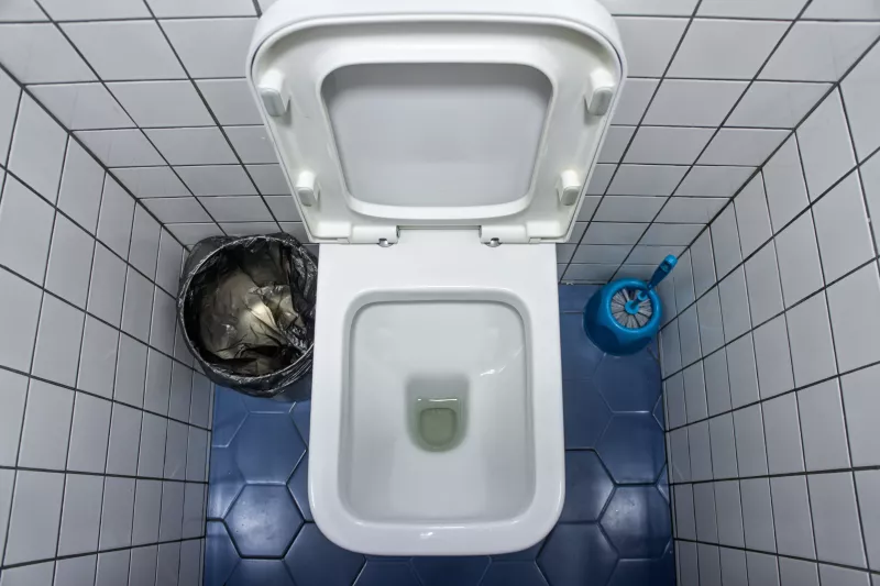 Tanuld meg használni a wc ülőkét. Ha nincsen lehajtva, nyugodtan hajtsd le. Mi sem reklamálunk ha lehajtva hagyjátok.