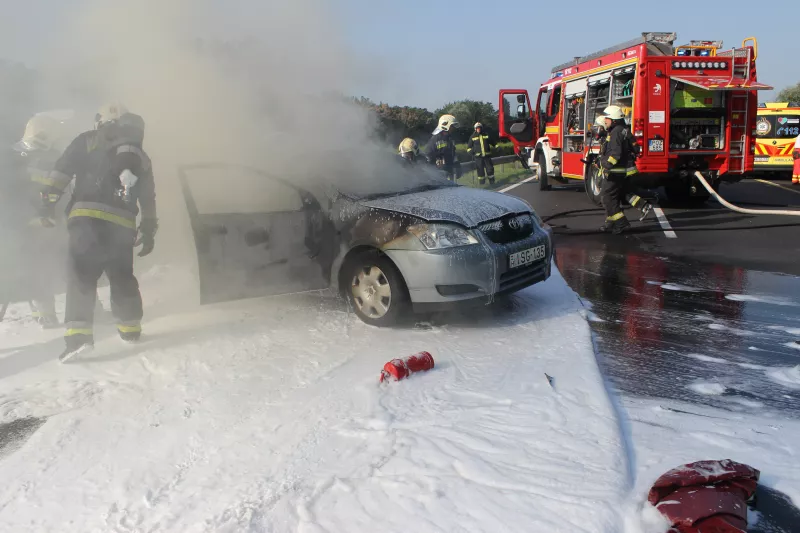 Hat személygépkocsi ütközött össze június 27-én reggel az M7-es autópálya Balaton felé vezető oldalán, Székesfehérvárnál. A balesetben az egyik autó kigyulladt. 