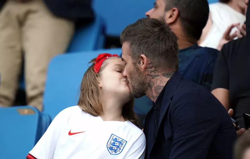 Aztán ismét megtörtént az, ami miatt Beckhamet már évek óta mindig ízekre szedik a kommentelők: a sztár szájon puszilta kislányát, a 7 éves Harpert.