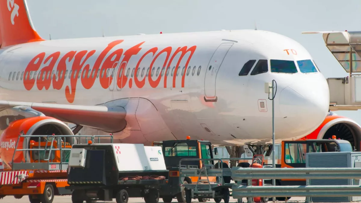 Ezért a felsőért nem engedték fel a repülőre az anyukát! - Fotó