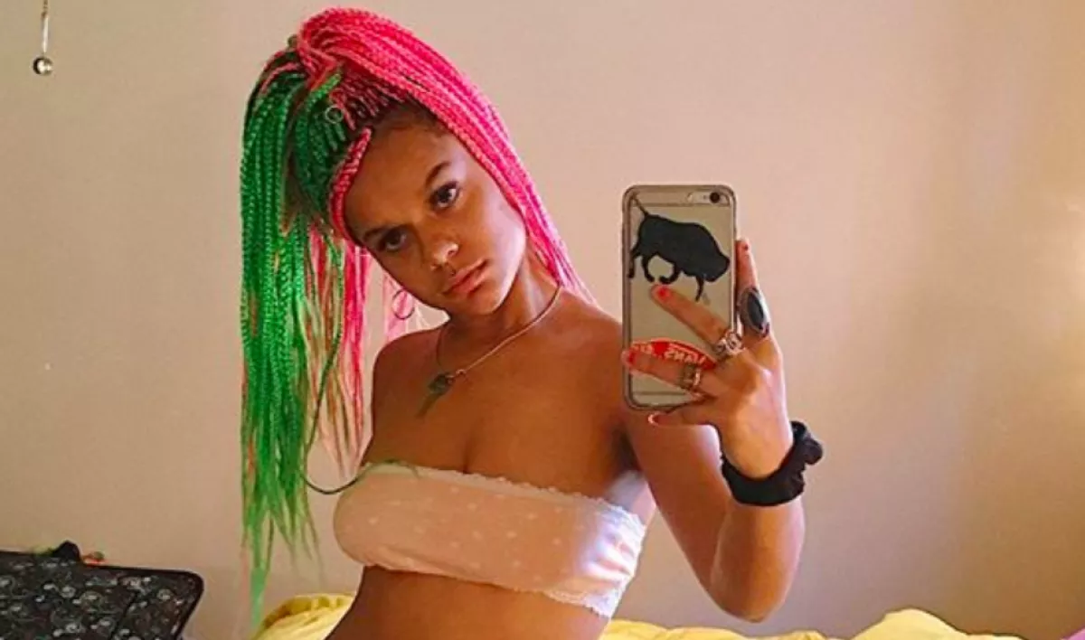 Élő videóban szőkítette a haját ez az Insta-modell, durva vége lett - Videó