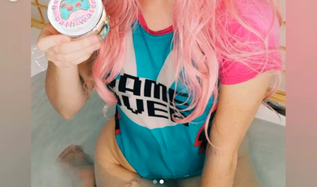 10 ezerért árulta a saját fürdővízét ez a lány - 2 nap alatt elfogyott