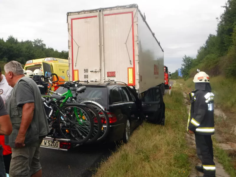 Búzát szállító kamionba rohant egy személygépkocsi hétfő reggel az M7-es autópálya Letenye felé vezető oldalán, a 128-as kilométernél. A balesethez Siófokról érkeztek ki a hivatásos tűzoltók, akik megkezdték a műszaki mentést. A munkálatok idejére a sztráda Letenye felé vezető oldalának érintett szakaszát félpályán lezárták. A helyszínre a mentőket is riasztották