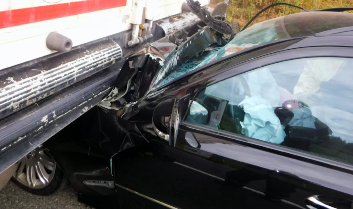 Kamion alá csapódott egy Mercedes az M7-esen - Fotók