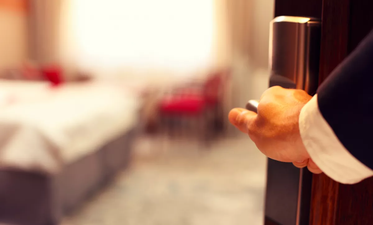 Bomlásnak indult holttestet találtak egy hotelszobában!