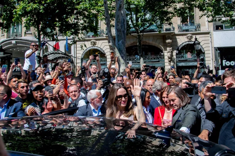 A francia főváros a feje tetejére állt, hogy Angelina Jolie vendégségbe érkezett hozzájuk. Amerre jár, tömegek, mindenki őt akarja látni.