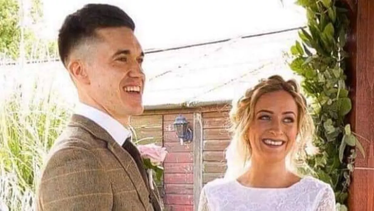 Ebben a 12 ezer forintos ruhában ment férjhez, ő az internet mai sztárja - Fotók