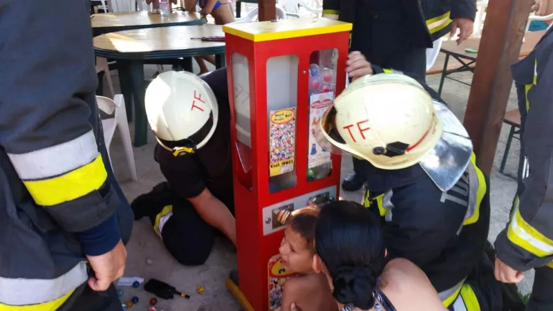 A helyi tűzoltóság segítségét kérték a kétségbeesett kisfiúhoz. Nem mindennapi feladat elé állította a tapasztalt tűzoltókat.