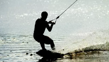 Özönvíz: vízisíztek a Tesco-parkolóban - Videó