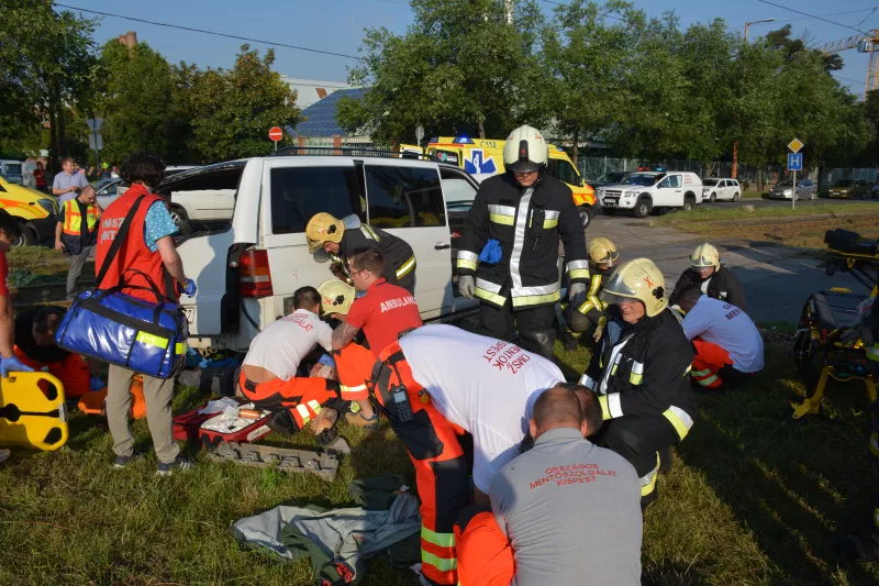 Villamossal ütközött össze egy személyszállító furgon kedden reggel Budapesten, a X. kerületi Maglódi úton. Az ütközés erejétől hárman kirepültek a furgonból. 