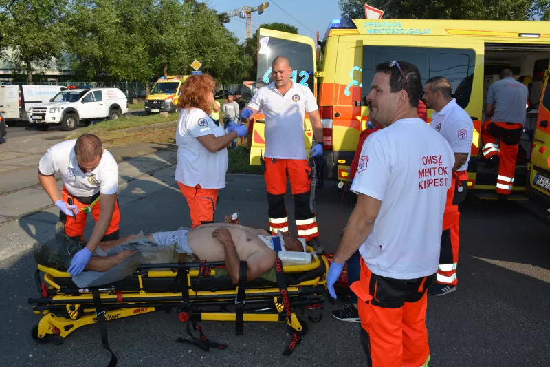 Villamossal ütközött össze egy személyszállító furgon kedden reggel Budapesten, a X. kerületi Maglódi úton. Az ütközés erejétől hárman kirepültek a furgonból. 