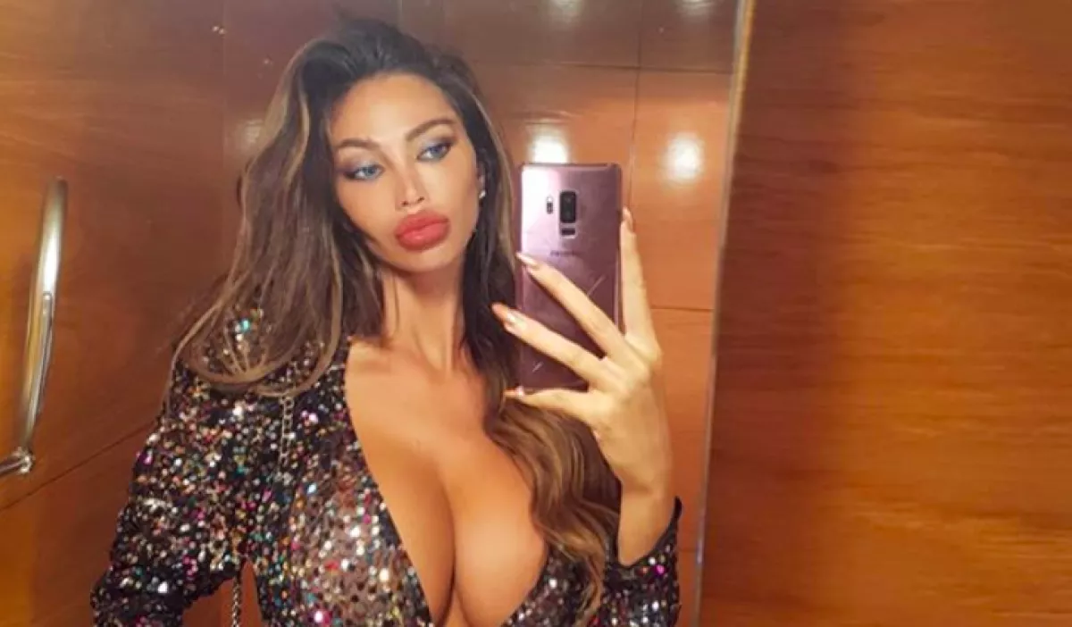 Magassarkúban nem tudott fékezni, vízben landolt luxusautójával ez a modell - Videó