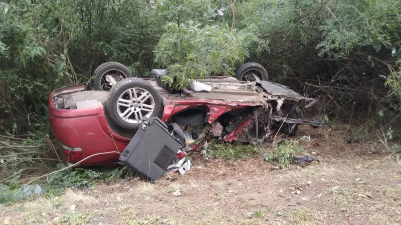 Az autó harmadik utasát, egy nőt súlyos, életveszélyes sérülésekkel szállítottak a mentőszolgálat munkatársai kórházba.