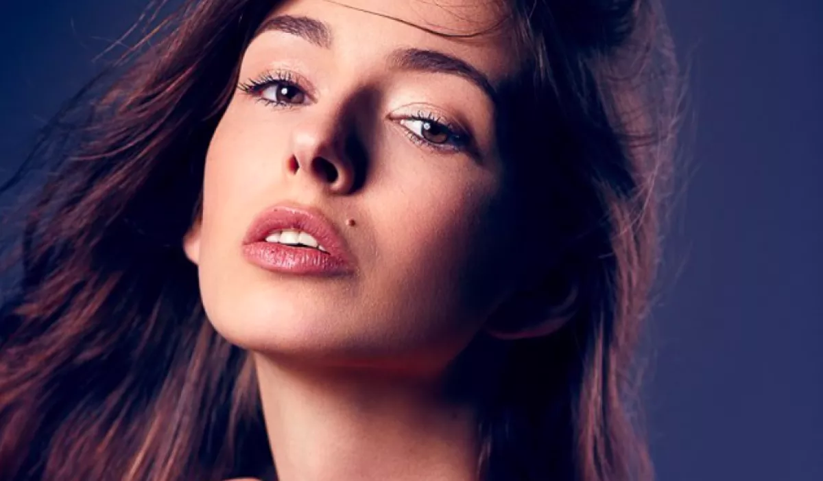 Begőzölt a modell: megmutatta retusálatlan címlapképeit! - Fotók