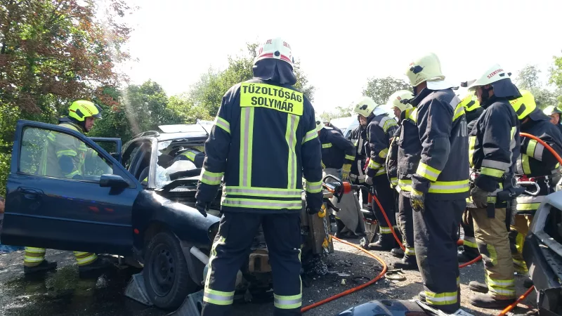 Két autó ütközött össze a 10-es főúton, Solymár és Pilisvörösvár között.