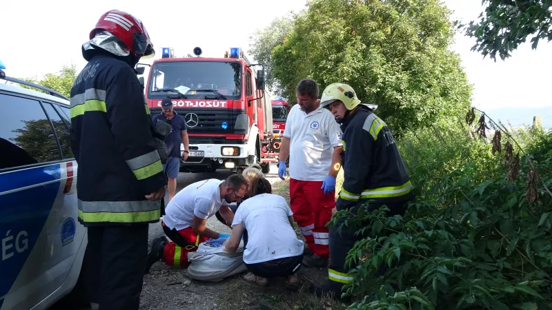 Az egyik járműből a budapesti tűzoltók feszítővágóval szabadítottak ki egy embert.