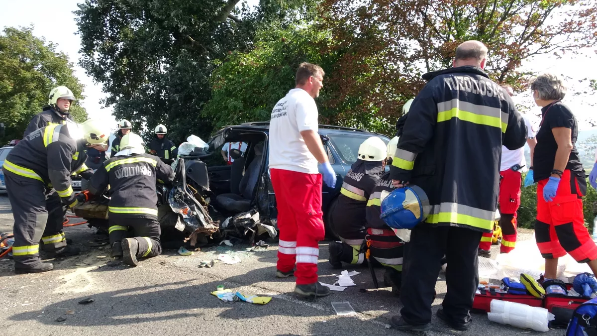 Szörnyű baleset a 10-es főúton: 8 sérült, köztük kisgyerekek is! - Fotók