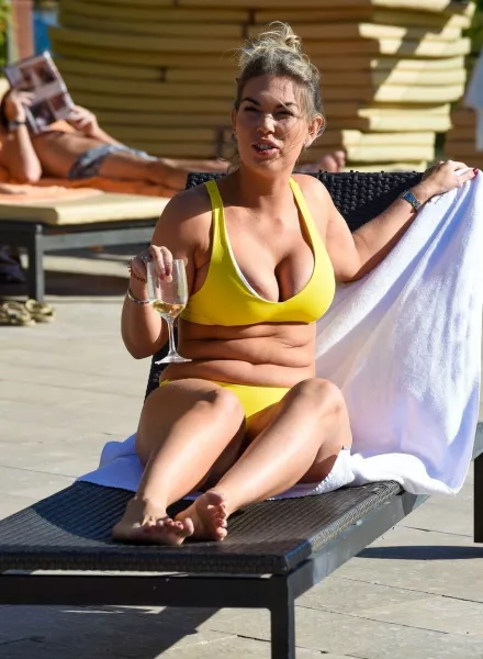 Ugyanezen a nyaraláson egy sárga bikiniben is megmutatta magát. Nem csal előlről...