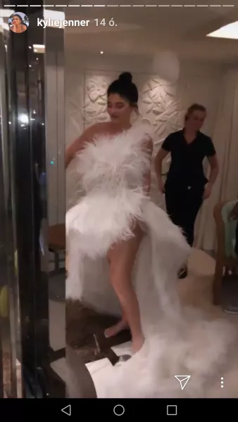 Egy rövid videóból az is kiderült, Kylie milyen ruhában ünnepelte a szülinapját. Elég különlegesre sikerült.