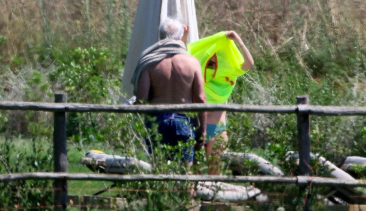 Bombázó! Bikinifelső nélkül fotózták le Richard Gere 34 évvel fiatalabb feleségét - Fotók