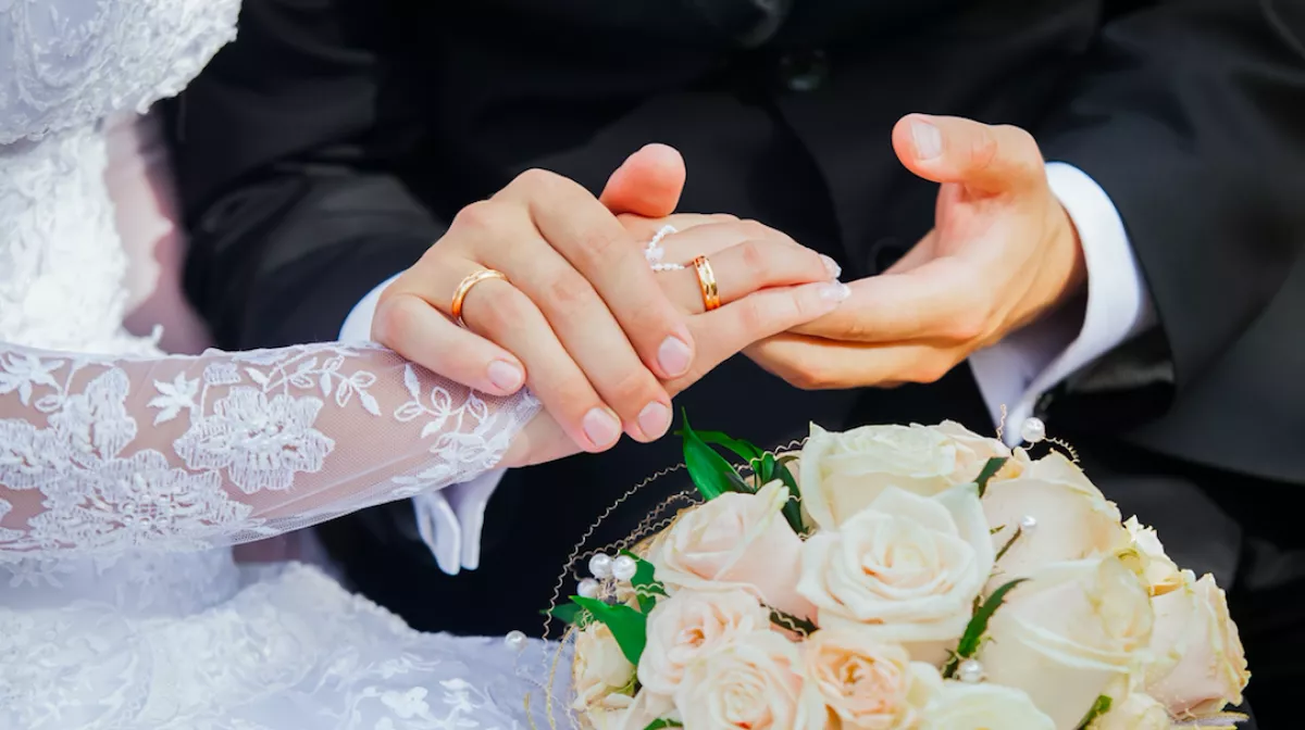 Megházasodott a magyarok kedvenc színésze - Ezt a gyönyörű nőt vette el - Fotó