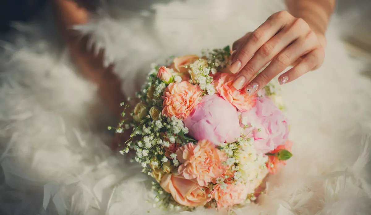 Esküvője óta nem vette le a menyasszonyi ruháját, így él ma - Fotók 