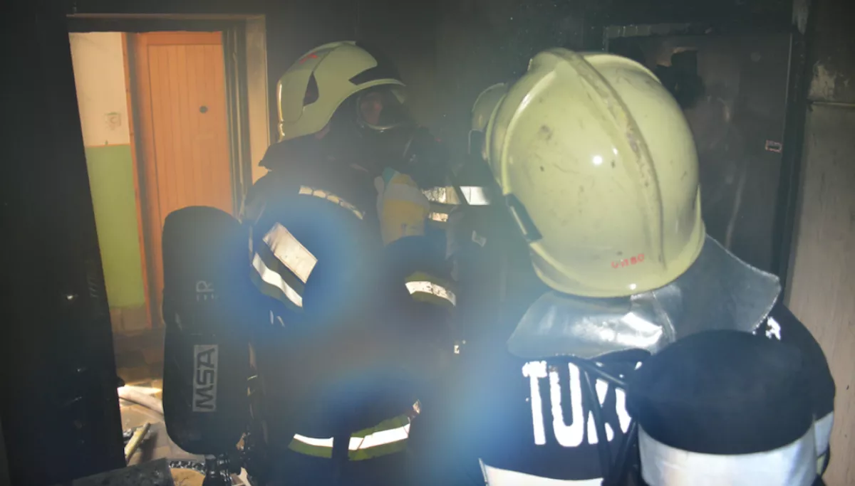 Megrázó fényképek: eszméletlenül hozták ki a tűzből a 2 éves kisfiút - Fotók