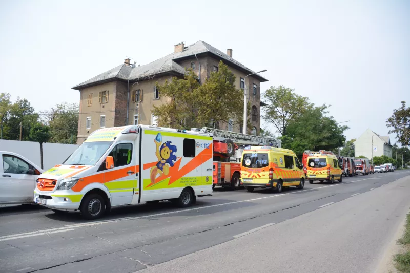 A X. kerületi Gyömrői útra riasztották a fővárosi tűzoltókat szombaton délben, ahol egy társasház első emeleti lakása kigyulladt.