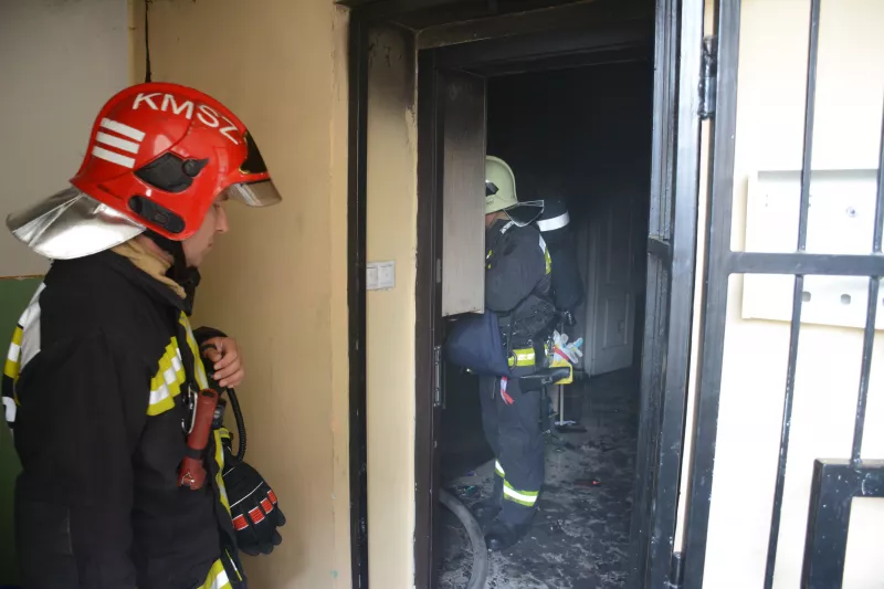 A tüzet, ami az egyik szoba berendezési tárgyait érintette, a fővárosi tűzoltók két vízsugárral eloltották, majd átszellőztették az ingatlant.