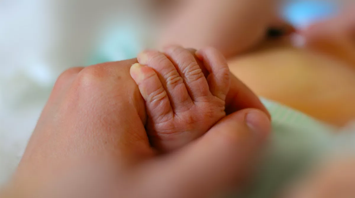 Örökbefogadott egy testvért a fiának a szingli sztár – Sokkot kapott, amikor kiderült, kié a gyerek