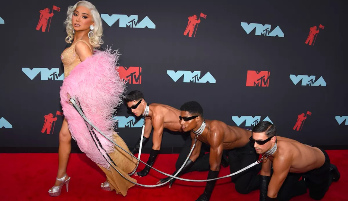 Élő kígyó, férfiak pórázon - Őrült szettek az MTV Awards-on! - Fotók