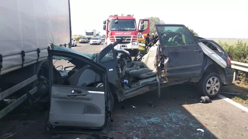 Teherautó hátuljának és egy gépkocsinak ütközött egy személyautó csütörtökön délelőtt M3-as autópálya 49-es kilométerénél, Galgahévíz közelében.