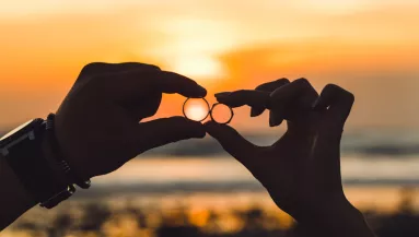 Nászútján fakadt ki a magyarok kedvenc színésze! De végre közzétették az esküvői képeket!- Fotók