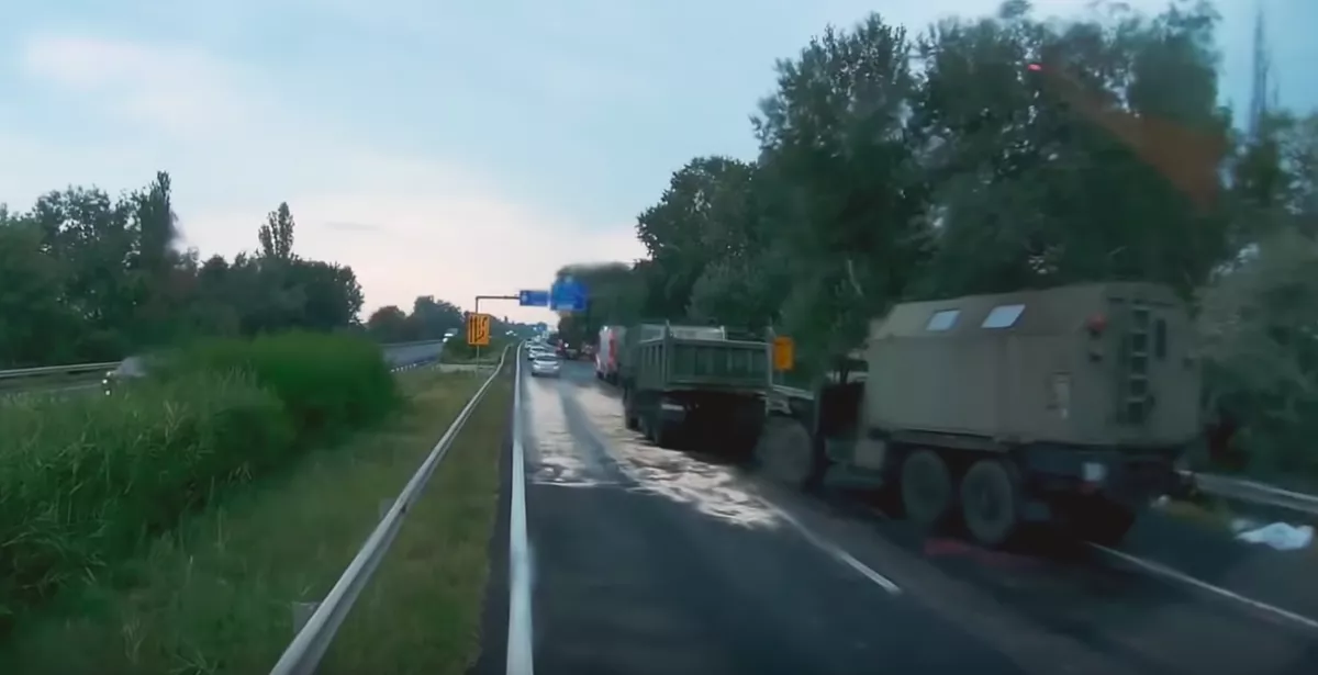 Előkerült egy felvétel az M7-esen történt konvojbalesetről - Videó