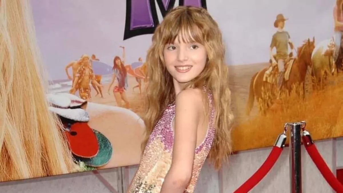 Kigombolt ingben indult el a Disney egykori gyereksztárja, megtörtént a baj - Fotók