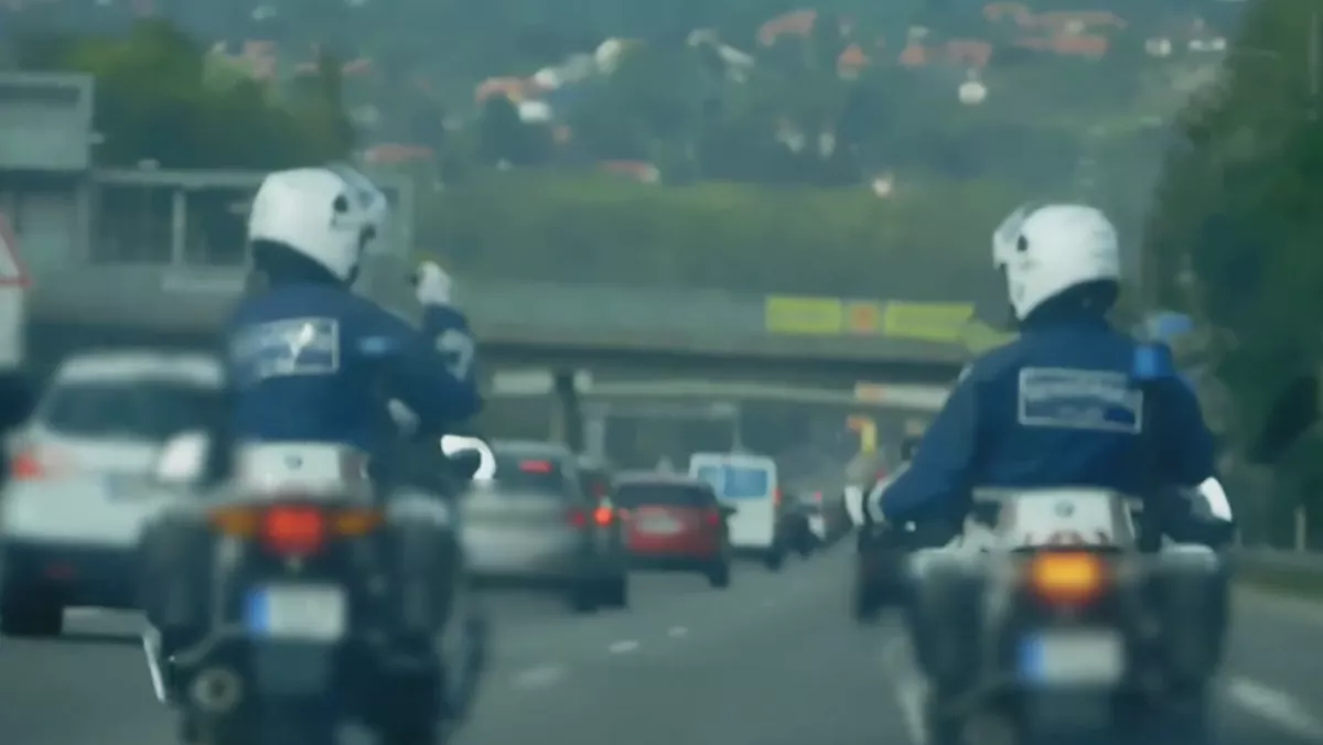Példátlan dolgot tett a két motoros rendőr az M7-esen - Videó