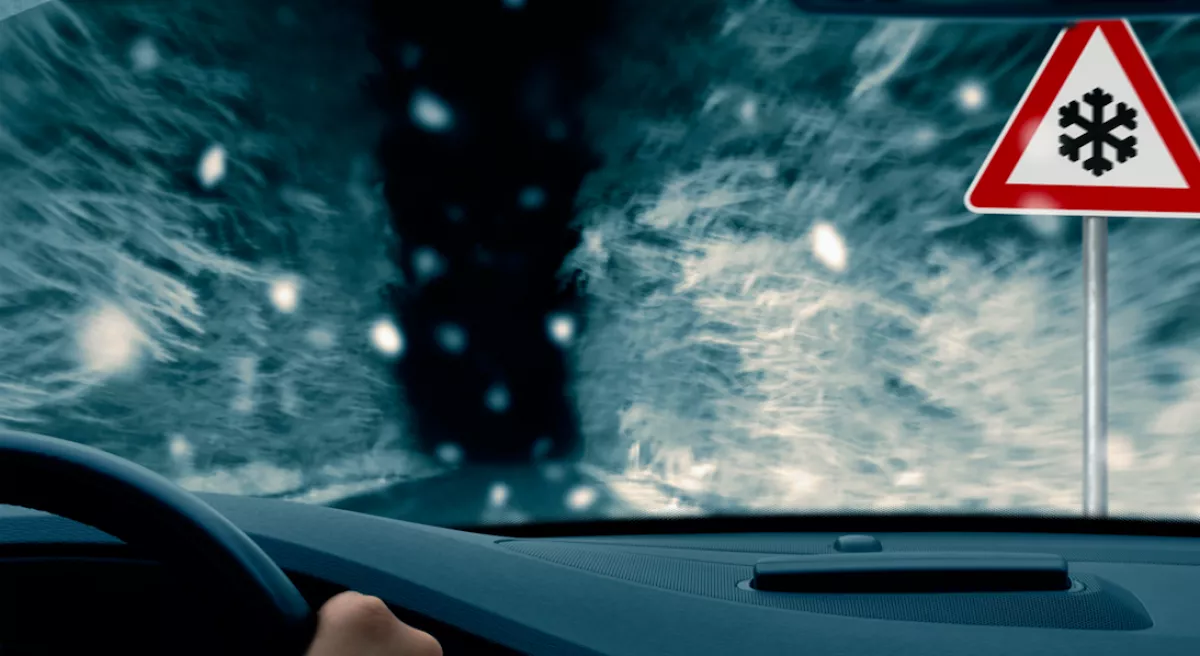 Szakad a hó a hegyekben - videó