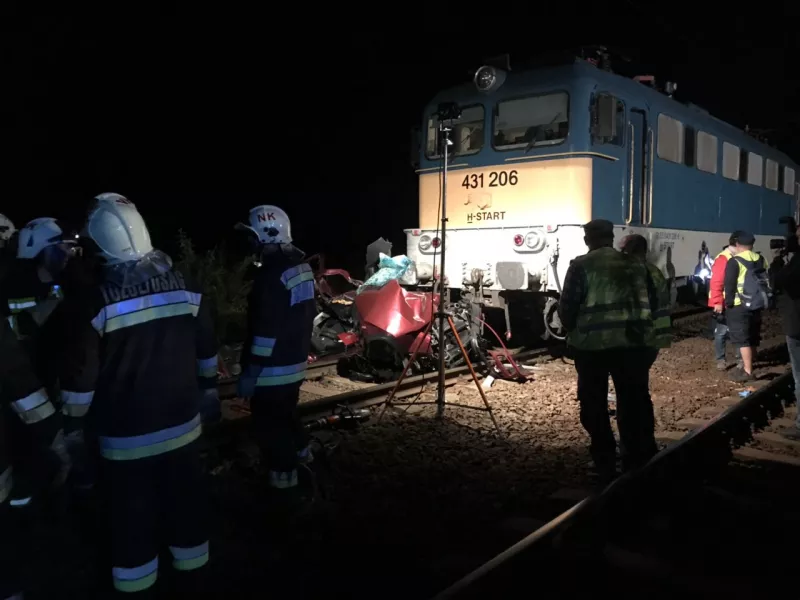 Személygépkocsi és egy menetrend szerint közlekedő személyvonat ütközött össze kedden este Tápiógyörgyén, a Szilvási vasúti átjáróban.
