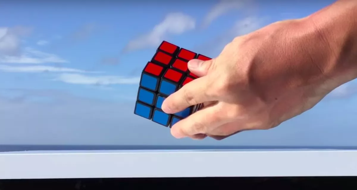 Nem trükk! Így rakja ki magát a lebegő Rubik-kocka - Videó