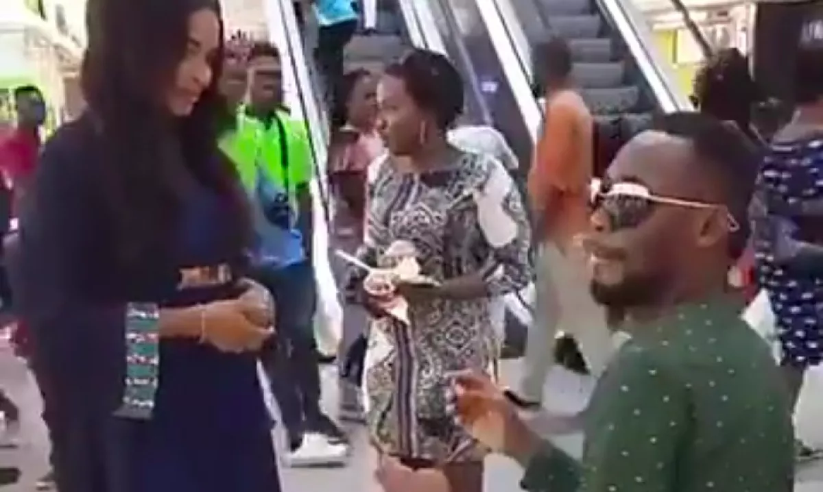 Egy plázában akarta megkérni szerelme kezét a srác, de egy dologra nem számított - Videó