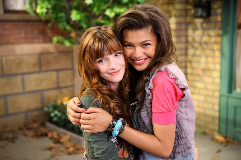 Magyarországon Indul a risza! címmel 2011. januárjában mutatták be először a Disney Channel saját gyártású családi, gyereksorozatát, amelynek a főszereplői egy csapásra lettek világsztárok. Bella Thorne és Zendaya is.