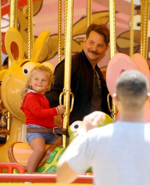 A színész alig egy hónapja a lányát, Leát vite Disneylandbe. De szinte csak a kislány miatt ismerték fel a fotósok. Bradley az úgynevezett öcsibajusszal az arcán jelent meg. És a mélyrepülésnek nincs vége...