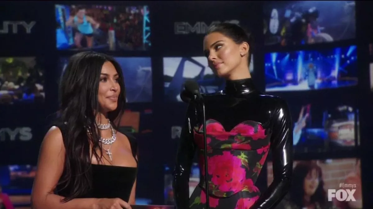 Ezért röhögték ki Kim Kardashiant és Kendall Jennert az Emmy-díjátadón - Videó